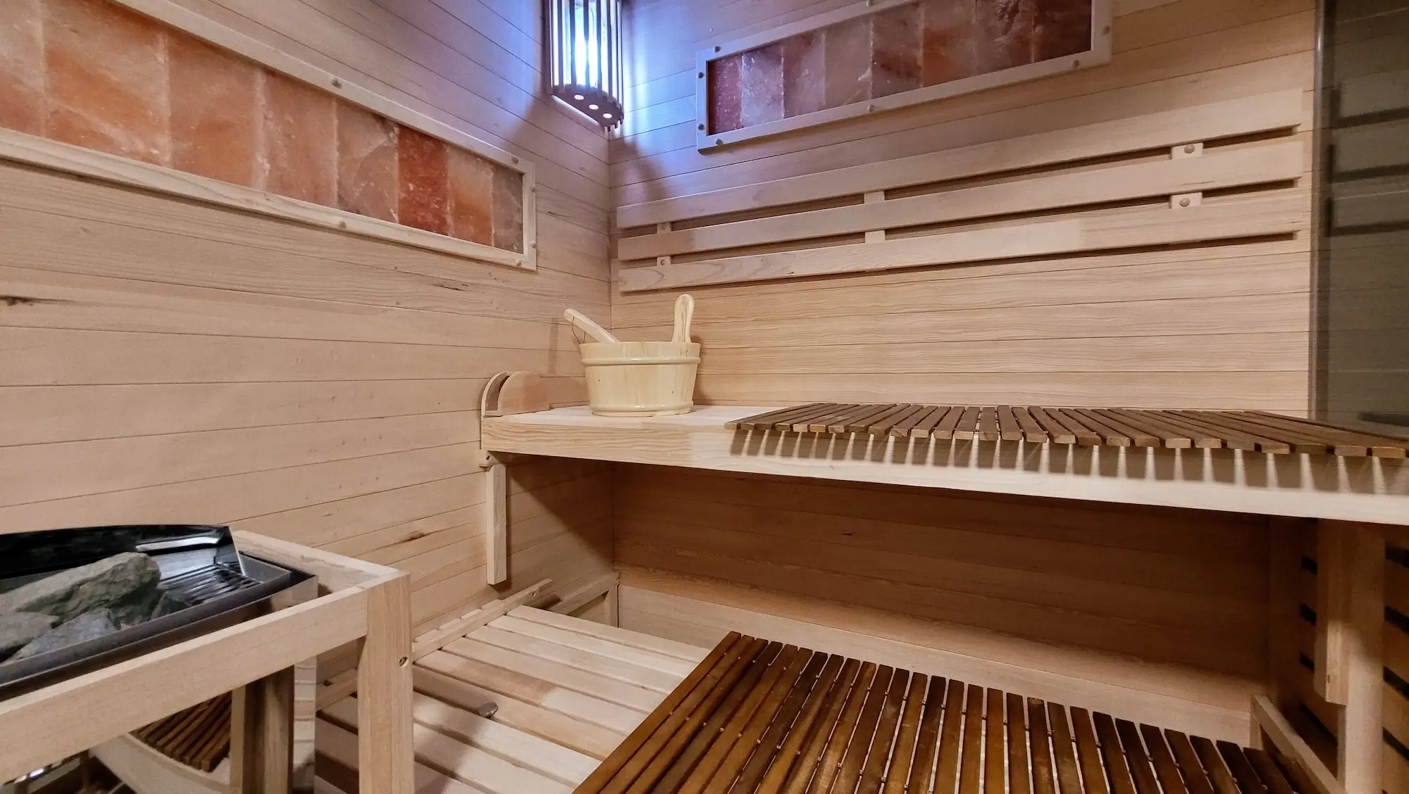 Sauna sucha - W budynku znajduje się sauna sucha, zapewniająca odprężenie i regenerację