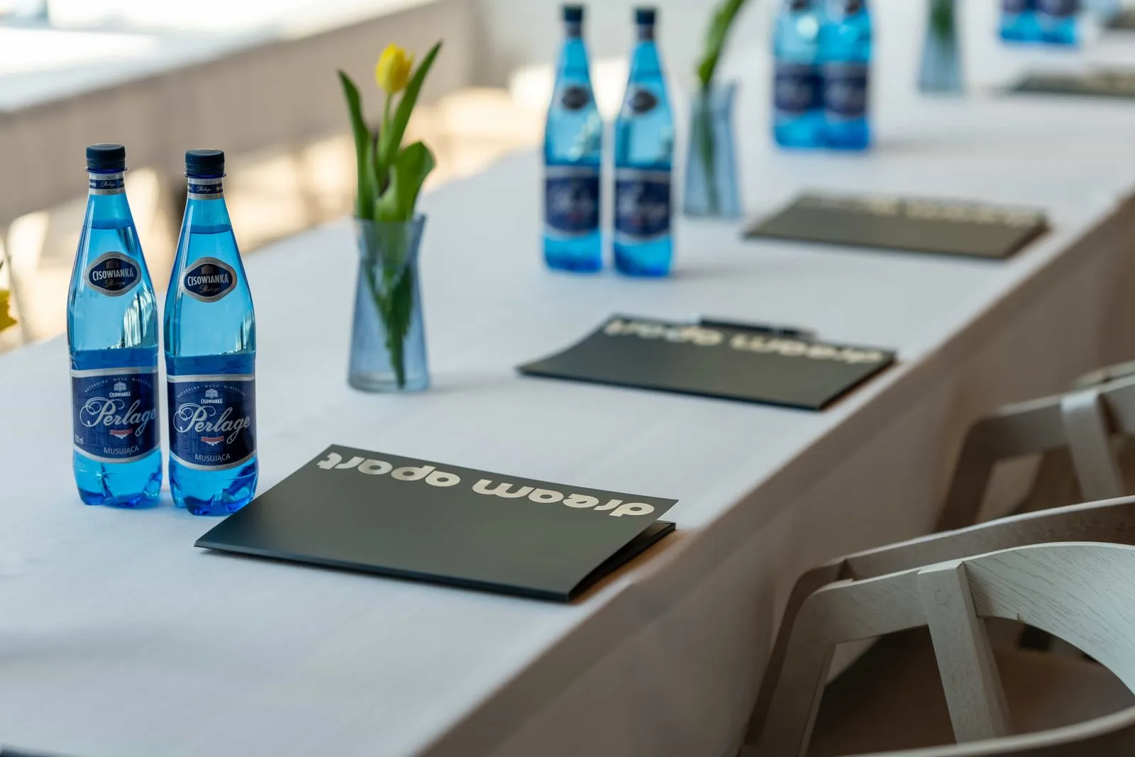 Stół z wodą mineralną